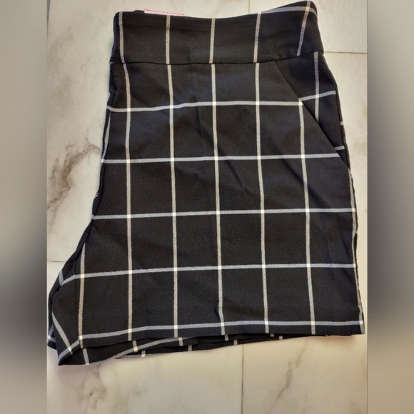 Black and White Plaid Women's Shorts 4" Inseam NWT - Picture 2 of 4